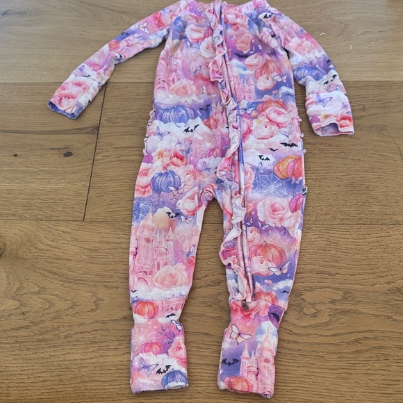 Bums & Roses
Convertible Ruffle Romper Collection: Romeo And Ghouliet 9/12m - Picture 6 of 11